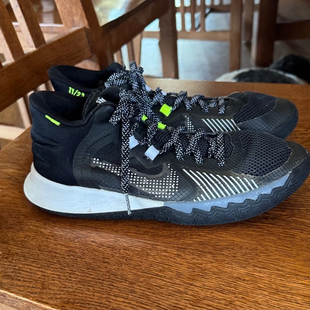 Nike Kyrie Irving Kids Black Sneakers with Neon Green Accents size 7 Y